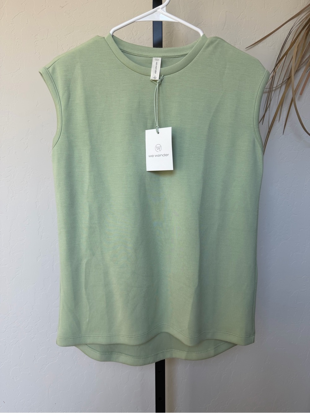 We Wander UPF 40 Moisture Wicking Sleeveless Top Sage Green Small NWT
